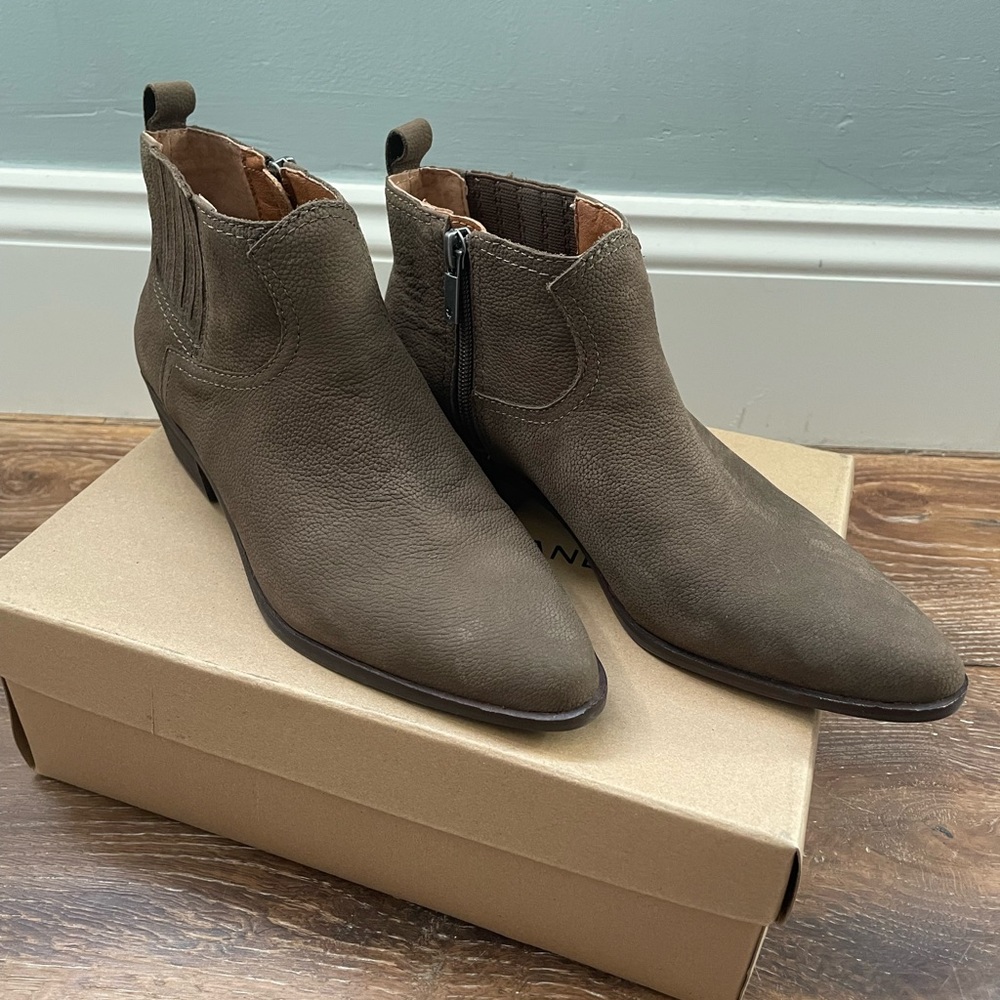 Lucky Brand Women’s ankle boots size 6.5
